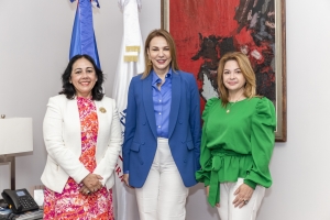 Ministra de Cultura recibe visita de embajadora de Per&uacute;