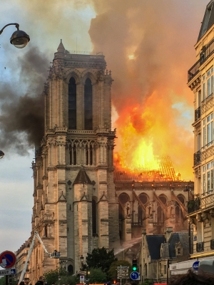 Ministro de Cultura de RD dice incendio en Catedral de Notre Dame es una tragedia hist&oacute;rica y cultural para la humanidad