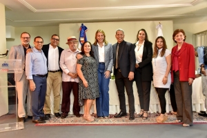 Ministra de Cultura se re&uacute;ne con representantes del sector teatral