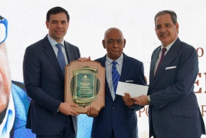 Ministerio de Cultura entrega Premio Internacional Pedro Henr&iacute;quez Ure&ntilde;a a Jos&eacute; Enrique Garc&iacute;a
