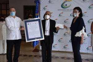 Ministerio de Cultura y la Fundaci&oacute;n Eduardo Le&oacute;n Jimenes entregan Premio Feria del Libro a monse&ntilde;or Freddy Bret&oacute;n Mart&iacute;nez