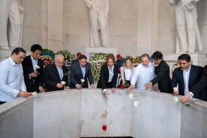 Cultura deposita ofrenda floral en el Altar de la Patria, en ocasi&oacute;n del 178 aniversario de la Independencia Nacional