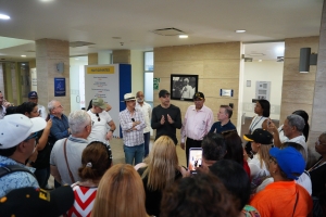 Roberto &Aacute;ngel Salcedo supervisa los detalles finales del montaje de la XXVII Feria Internacional del Libro