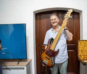 La Casa de la M&uacute;sica realiza encuentro con el reconocido lutier Roger Sadowsky