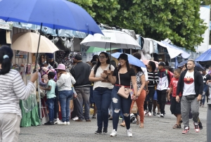 Visitantes desaf&iacute;an las lluvias de este domingo y asisten masivamente a la Feria del Libro