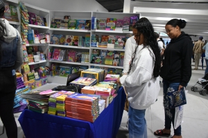 La Biblia y &ldquo;H&aacute;bitos at&oacute;micos&rdquo;, entre las obras m&aacute;s vendidas en el primer fin de semana de la Feria del Libro