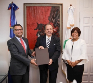 Ministerio de Cultura recibe de Excel Group proyecto de investigaci&oacute;n para la pr&oacute;xima publicaci&oacute;n del libro de la Colecci&oacute;n del Museo de Arte Moderno