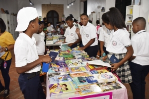 Libros gratis para miles de ni&ntilde;os que acuden a la Feria del Libro 2022