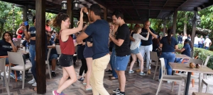 M&uacute;sicos alemanes bailan al comp&aacute;s del merengue de la Escuela de M&uacute;sica t&iacute;pica &Ntilde;ico Lora