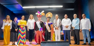 Ministra de Cultura corona a Cuqu&iacute;n Victoria y Marily Gallardo como rey y reina del Desfile Nacional de Carnaval 2022