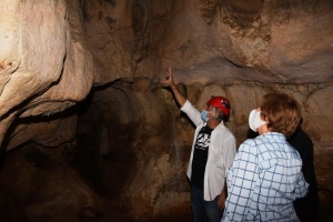Ministra de Cultura, Carmen Heredia, visitó las Cuevas del Pomier