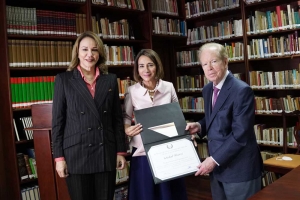 Fundaci&oacute;n Corripio y Cultura entregaron Premio Nacional de Literatura 2022 a Soledad &Aacute;lvarez