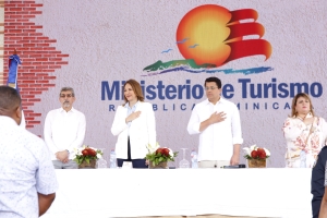 Ministra de Cultura participa en primer picazo de rehabilitaci&oacute;n de calles de la Ciudad Colonial