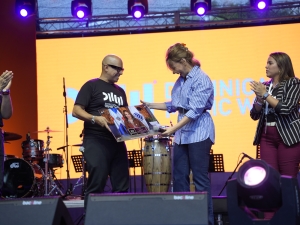 Ministra de Cultura, Milagros Germ&aacute;n, es reconocida en la inauguraci&oacute;n de Dominicana Music Week