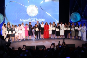 Presidente Abinader entrega Medalla al M&eacute;rito de la Mujer Dominicana 2024 a 18 mujeres destacadas en &aacute;reas de la vida nacional
