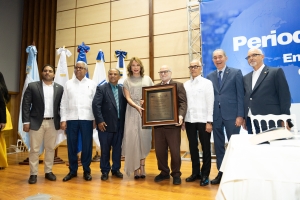 Ram&oacute;n Colombo recibe el Premio Periodista RD-UNESCO
