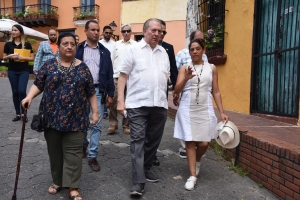 El ministro de Cultura, Eduardo Selman, durante el recorrido en la Ciudad Colonial, acompa&ntilde;ado del viceministro de Patrimonio Cultural, Federico Henr&iacute;quez Gratereaux; Linda Roca, directora general de Gesti&oacute;n Patrimonio Cultural, y Maribel Villalona, coordinadora del Programa de Remozamiento Ciudad Colonial,  del Ministerio de Turismo
