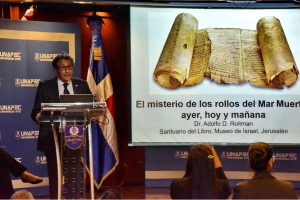 Arque&oacute;logo Adolfo D. Roitman pronunci&oacute; la conferencia &lsquo;Los Rollos del mar Muerto&rsquo;