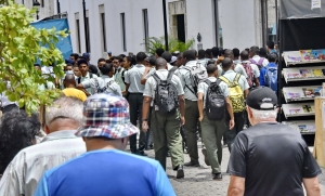 Tercer d&iacute;a de la Feria del Libro congrega a cientos de estudiantes en la Ciudad Colonial