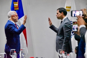 Roberto &Aacute;ngel Salcedo juramenta al nuevo presidente de la CNEPR