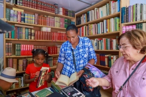 Textos de diferentes g&eacute;neros a bajo precio abundan en la Feria del Libro