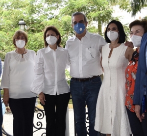 Ministra de Cultura acompa&ntilde;a al presidente y la  vicepresidenta en recorrido por centro hist&oacute;rico de Santiago