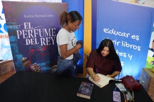 Karine Bernal presenta &lsquo;El perfume del rey&rsquo; a casa llena en la Feria Internacional del Libro