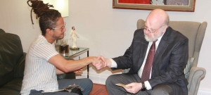 Ministro Pedro Verg&eacute;s recibe la visita del ganador de tres premios Grammy Latino, Vicente Garc&iacute;a