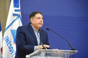 Viceministro Gamal Michel&eacute;n dicta conferencia magistral sobre artistas visuales dominicanos en el INESDYC