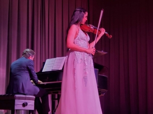 La violinista dominicana Aisha Syed ofrece concierto e imparte cl&iacute;nica en Chicago