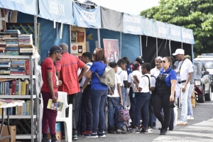 Se incrementa venta de libros en el cuarto d&iacute;a de la Feria del Libro 2022