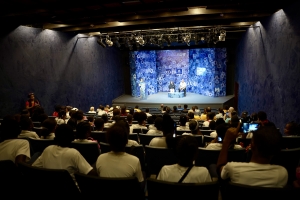 La escritora argentina Ana Mar&iacute;a Shua introduce en el mundo de los microrrelatos a participantes en la FILSD 2024