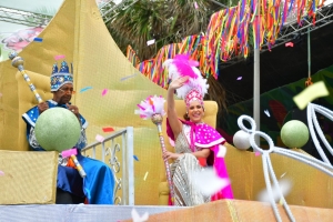 Arranc&oacute; el Desfile Nacional de Carnaval encabezado por los reyes Pamela Sued y Chach&oacute;n