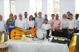 Roberto &Aacute;ngel Salcedo desarrolla agenda cultural y entrega instrumentos musicales en La Romana