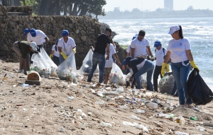 Cultura realiza jornada de limpieza de residuos s&oacute;lidos en playa Los Pescadores