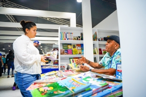Un s&aacute;bado con altas expectativas de concurrencia y libros a precios asequibles en la Feria del Libro 2024