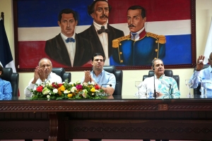 Roberto &Aacute;ngel Salcedo se re&uacute;ne con carnavaleros del sur en Ban&iacute;