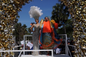 Arranc&oacute; el Desfile Nacional del Carnaval encabezado por los reyes, Nashla Bogaert y Frank Perozo