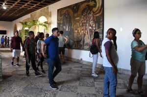 Decenas de personas visitan desde temprano la Ciudad Colonial por  celebrarse hoy La Noche Larga de los Museos